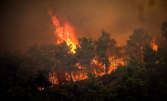 Ρόδος: Ολονύχτια μάχη με τις φλόγες – Εκκενώσεις οικισμών, καίγονται σπίτια στο χωριό Λάερμα