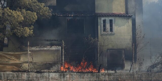 Φωτιά στην Ανάβυσσο: Απεγκλωβισμός ηλικιωμένων από το σπίτι τους