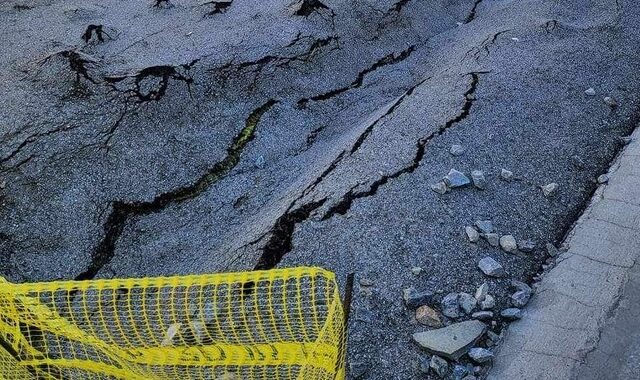 Θεσσαλονίκη: Καθίζηση και “κρατήρες” σε δρόμο από τη δυνατή βροχή  – Απίστευτες εικόνες