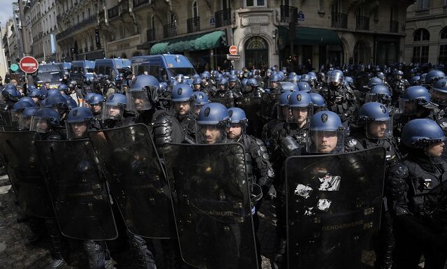 Γαλλία: Επί ποδός 130.000 αστυνομικοί για την Ημέρα της Βαστίλης – Φόβοι για νέα επεισόδια