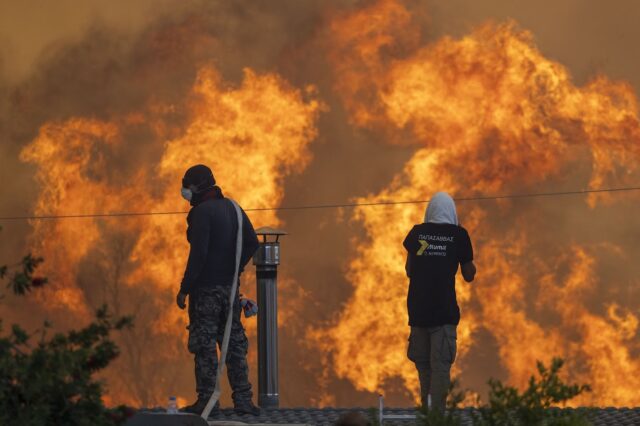 Φωτιές: Νύχτα αγωνίας σε Ρόδο και Κέρκυρα – Καίγονται σπίτια