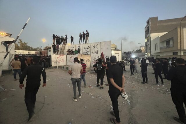 Η πρεσβεία της Σουηδίας στο Ιράκ πυρπολείται από διαδηλωτές