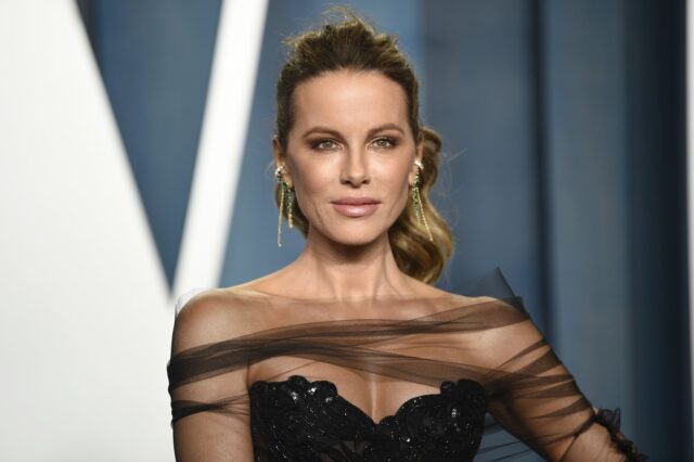 Kate Beckinsale: Έγινε 50 χρονών και το γιόρτασε σαν… κουνελάκι του Playboy