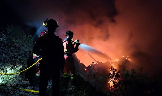 Ισπανία: Εικόνες αποκάλυψης στη Λα Πάλμα – 4.000 απομακρύνθηκαν από τα σπίτια τους λόγω πυρκαγιάς