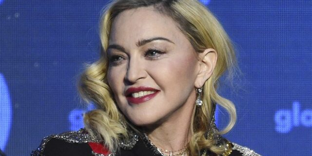 Madonna: Οι νέες φωτογραφίες μετά τη νοσηλεία της – Ποζάρει με λούτρινο και λέει “ευχαριστώ”