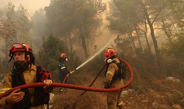 Φωτιές στη Δυτική Αττική: Μηνύματα από το 112 για εκκενώσεις – Πού έχει διακοπεί η κυκλοφορία των οχημάτων