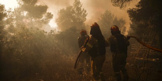 Φωτιές: Ακόμη ένα δύσκολο βράδυ στη Μάνδρα – Συνεχείς αναζωπυρώσεις σε Ρόδο και Λακωνία