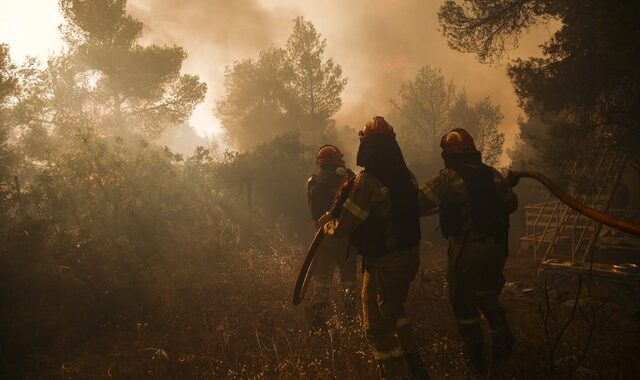 Φωτιές: Ακόμη ένα δύσκολο βράδυ στη Μάνδρα – Συνεχείς αναζωπυρώσεις σε Ρόδο και Λακωνία