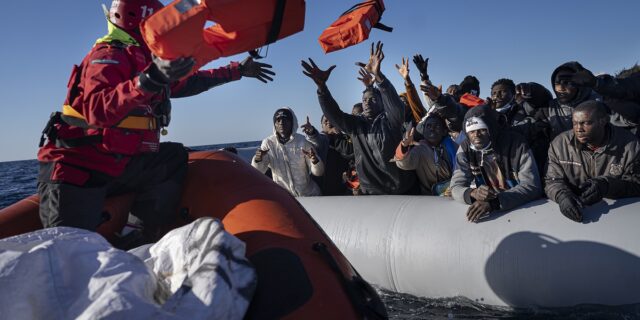 Ευρωκοινοβούλιο: Νέο σχέδιο διάσωσης για το μεταναστευτικό, να προστατευτούν τα πλοία των ΜΚΟ