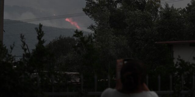 Ολονύχτια μάχη με τις φλόγες σε Λουτράκι, Μάνδρα, Βλυχάδα και Ρόδο – Αγώνας ενάντια στον χρόνο και τις αναζωπυρώσεις