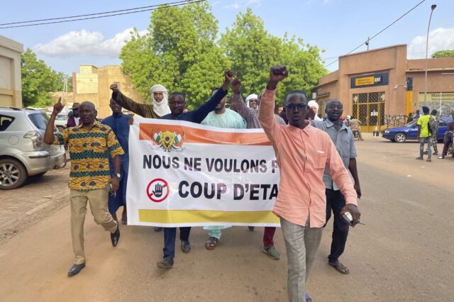 Στρατιωτικό πραξικόπημα στον Νίγηρα: Ανετράπη ο πρόεδρος Μπαζούμ – Διαδηλώσεις σε όλη τη χώρα