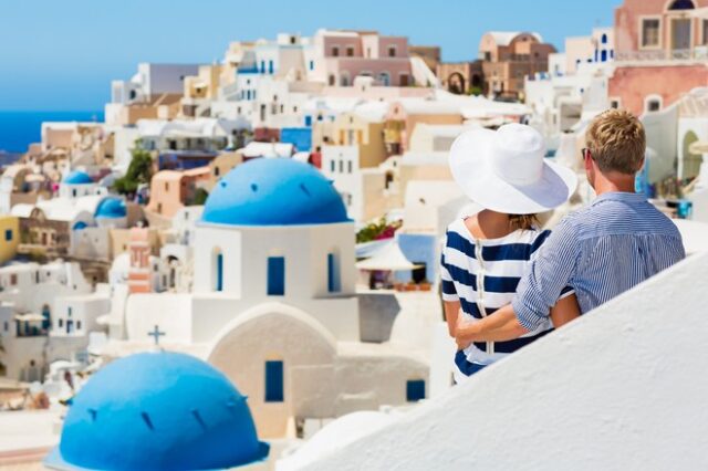 Πόσους τουρίστες αναμένει η Ελλάδα τον Αύγουστο – Ποιο νησί έχει μείωση 20%