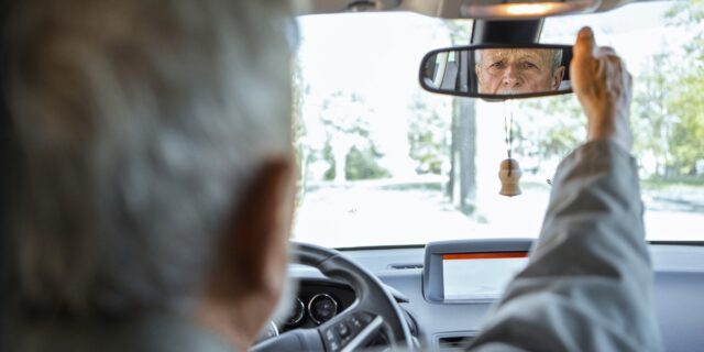 Ageism ή ανάγκη; Τι θέλει να αλλάξει η Ευρώπη για τα διπλώματα οδήγησης μετά τα 70