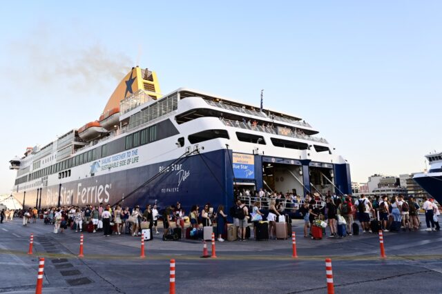 Η μεγάλη έξοδος των αδειούχων του Αυγούστου – Αυξημένη κίνηση στο λιμάνι του Πειραιά