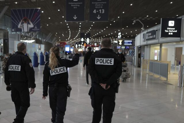 Γαλλία: Περουβιανή ύποπτη για διακίνηση ναρκωτικών πυροβόλησε και τραυμάτισε τελωνειακή υπάλληλο