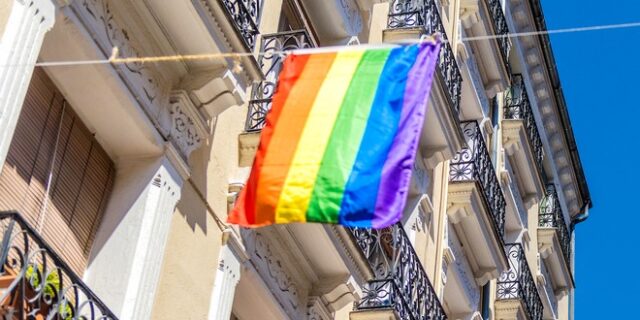 Πάρος: Έκλεψαν rainbow σημαία από γκέι μπαρ και την έκαψαν στην πλατεία