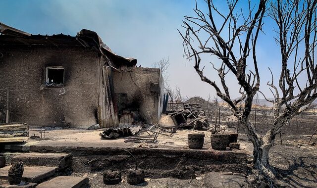 Φωτιές στη Ρόδο: Κλιμάκιο της ΚΕΔΕ στις πληγείσες περιοχές