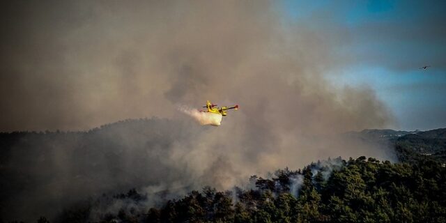 Φωτιά στη Ρόδο: Μήνυμα 112 για εκκένωση των χωριών Λάρδο και Πυλώνα