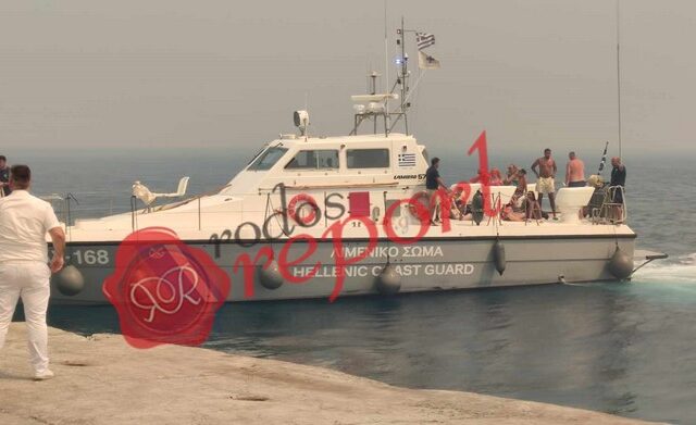 Φωτιά στη Ρόδο: Απομακρύνονται κάτοικοι και τουρίστες με σκάφη από το νησί