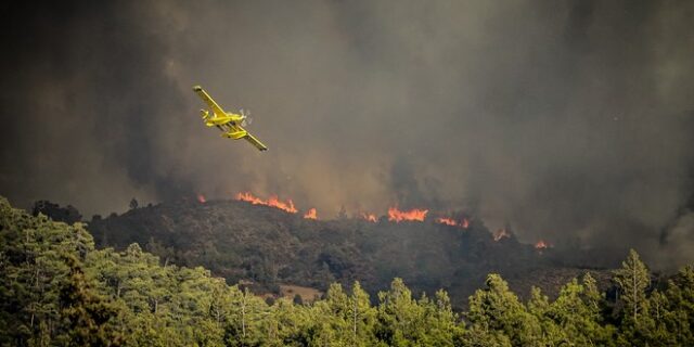 Ανεξέλεγκτη η φωτιά στη Ρόδο: Εκκενώθηκαν χωριά και ξενοδοχεία – Απεγκλωβίστηκαν πυροσβέστες από τη Μονή Υψενής