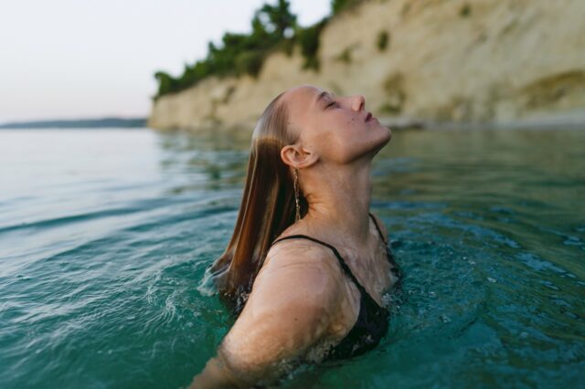 Πώς με την κολύμβηση μπορεί να φύγει το λίπος από την κοιλιά