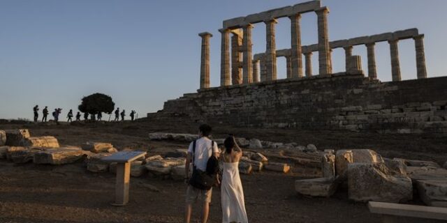 Πόσους τουρίστες περιμένουμε στην Ελλάδα τον Ιούλιο – Τα νησιά με διψήφια μείωση