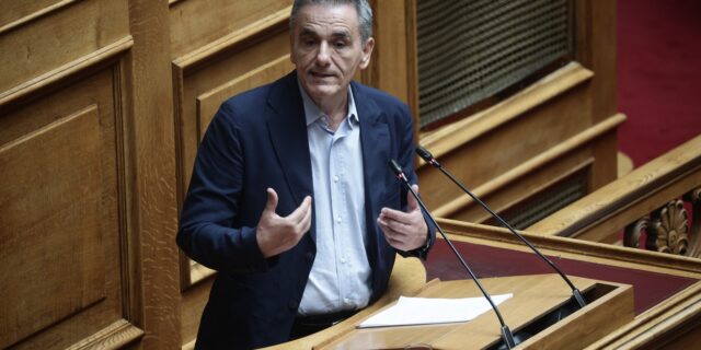 Τσακαλώτος: Πέρα από τα επιδόματα υπάρχει και η ισότητα στη δυνατότητα των πολιτών να συμμετέχουν στη ζωή