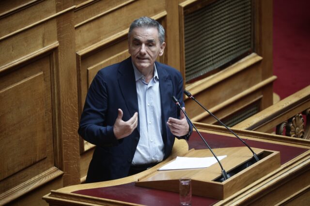 Τσακαλώτος: Πέρα από τα επιδόματα υπάρχει και η ισότητα στη δυνατότητα των πολιτών να συμμετέχουν στη ζωή