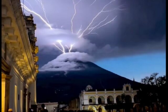 Εντυπωσιακά βίντεο: Αστραπές βγαίνουν από ηφαίστειο στη Γουατεμάλα
