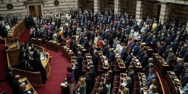 Νέα Βουλή: Γιατί Σπαρτιάτες και Νίκη έπιασαν αριστερά έδρανα