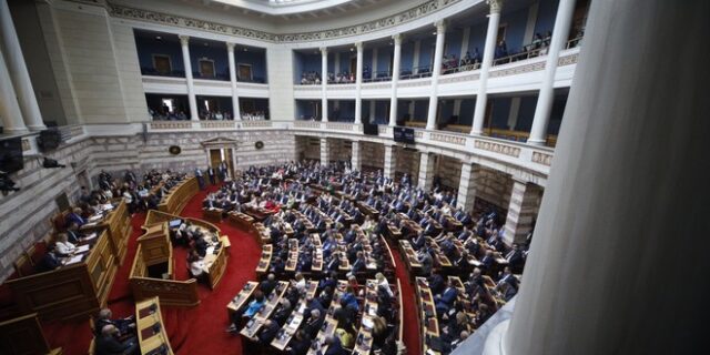 Βουλή: Ψηφίστηκε με ευρεία πλειοψηφία επί της αρχής το νομοσχέδιο για την ψήφο των αποδήμων