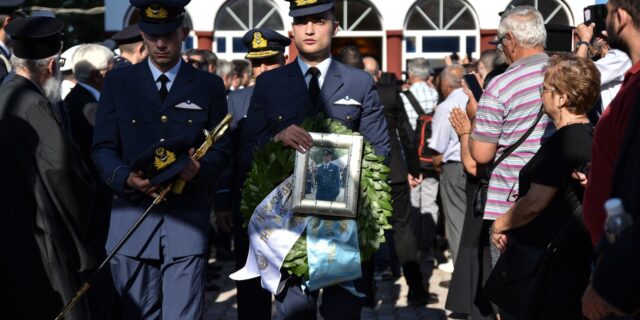 Συντριβή Canadair: Σε κλίμα οδύνης η κηδεία του ήρωα πιλότου Περικλή Στεφανίδη