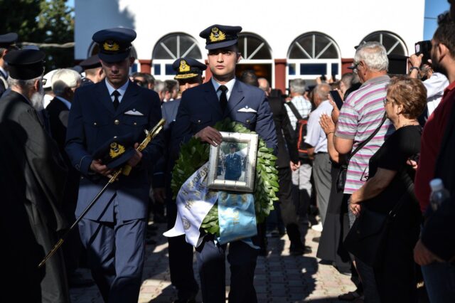 Συντριβή Canadair: Σε κλίμα οδύνης η κηδεία του ήρωα πιλότου Περικλή Στεφανίδη