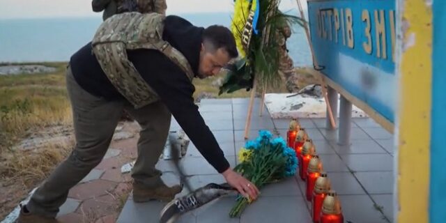 500η μέρα του πολέμου στην Ουκρανία: Συμβολική επίσκεψη Ζελένσκι στο Νησί των Φιδιών