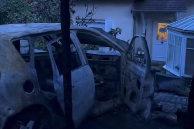 Γαλλία: Επίθεση στο σπίτι δημάρχου πόλης κοντά στο Παρίσι –  Έριξαν αυτοκίνητο και το πυρπόλησαν