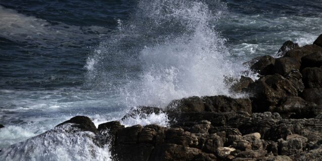 Καιρός: Συνεχίζονται τα μελτέμια – Έως 7 μποφόρ οι άνεμοι και κανονικές θερμοκρασίες