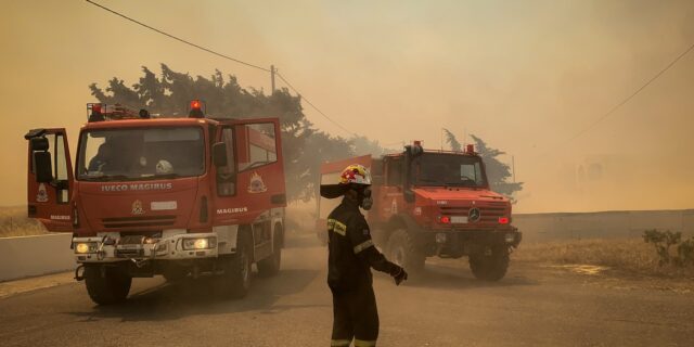 Φωτιά στη Ρόδο: Η συγκινητική ζωγραφιά κοριτσιού και το “ευχαριστώ” στους Σλοβάκους πυροσβέστες