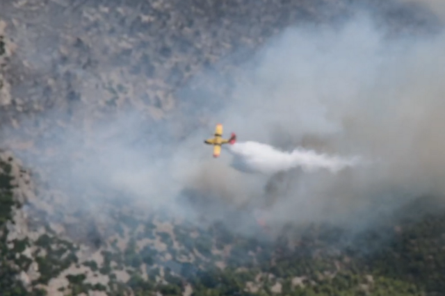 Συγκλονιστικό βίντεο: Ο επικίνδυνος αγώνας με τις φλόγες στην Πάρνηθα από ελικόπτερο της Πυροσβεστικής