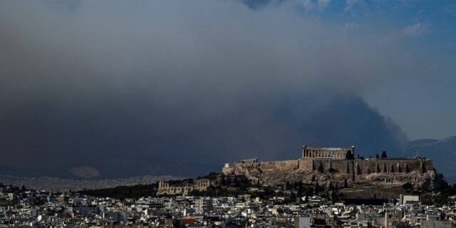 Φωτιές: Ο πυκνός καπνός σκέπασε την Ακρόπολη