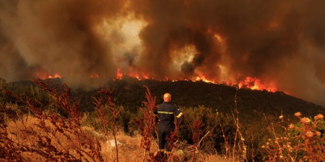 Πύρινος εφιάλτης στον Έβρο: Ενισχύεται η έκταση της φωτιάς – Εκκενώσεις οικισμών σε Μαγνησία και Μεσσηνία