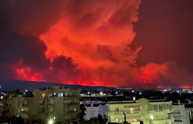 Φωτιές: Πύρινος εφιάλτης σε όλη τη χώρα για ακόμη ένα βράδυ – Δύο νεκροί, καταστροφές και μπαράζ εκκενώσεων