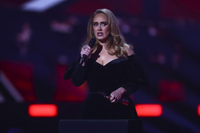 Adele: Διέκοψε τη συναυλία της για να υπερασπιστεί “ενοχλητικό” θαυμαστή – “Αφήστε τον ήσυχο”