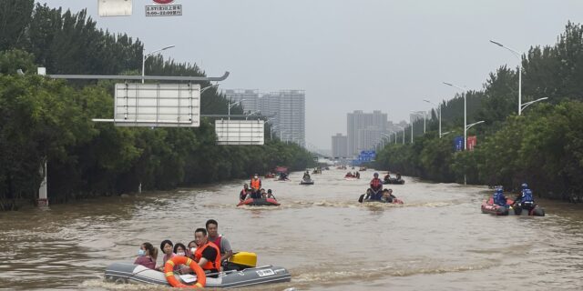 Βυθισμένη πόλη το Πεκίνο – Οι σφοδρότερες βροχοπτώσεις εδώ και τουλάχιστον 140 χρόνια