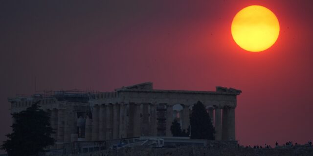 Φωτιές στην Αττική: Απόκοσμο σκηνικό, με τους καπνούς να έχουν “σκεπάσει” το λεκανοπέδιο