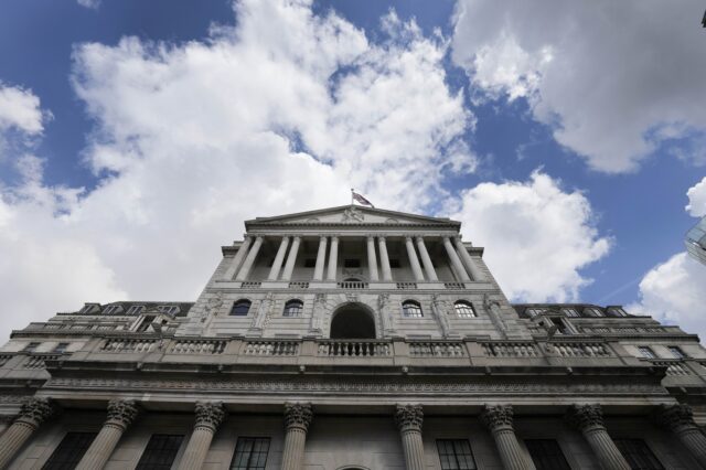 Τράπεζα της Αγγλίας: Αύξησε τα επιτόκια για 14η συνεχόμενη φορά