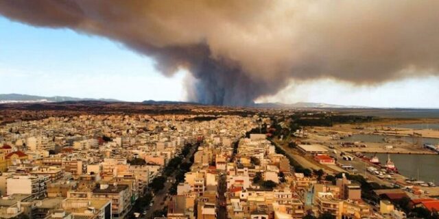 Φωτιά στην Αλεξανδρούπολη: Άνιση μάχη με τις φλόγες – Κάηκαν σπίτια και ένα μοναστήρι