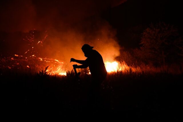 Φωτιές: Μαίνονται τα μέτωπα σε Έβρο και Βοιωτία – Καλύτερη εικόνα, αλλά με αναζωπυρώσεις στην Πάρνηθα