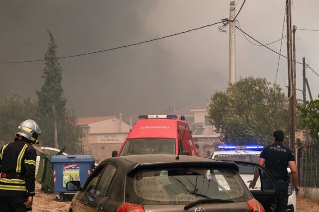 Φωτιά στην Πάρνηθα: Πού έχει διακοπεί η κυκλοφορία των οχημάτων