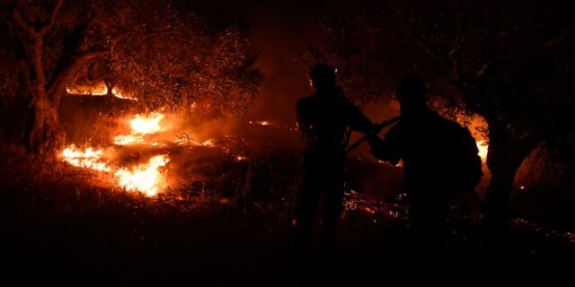 Φωτιές: Κι άλλη δύσκολη νύχτα στον Έβρο – Μάχη στην Άνδρο, βελτίωση στην Πάρνηθα
