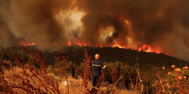 Φωτιές στον Έβρο: Δύσκολες ώρες στα δύο μέτωπα – Κίνδυνος για το απολιθωμένο δάσος της Λευκίμμης